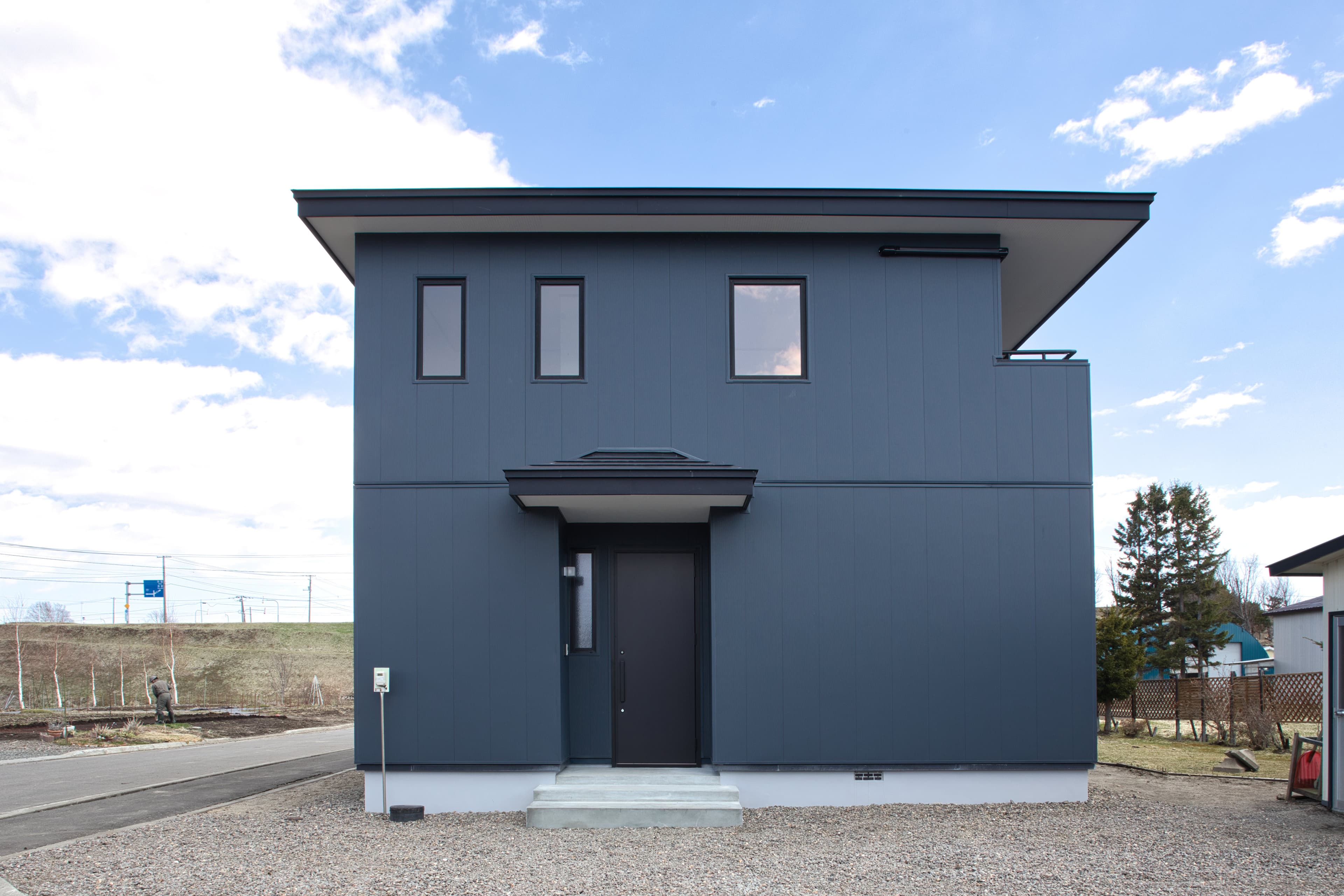 抜け感のあるネイビー外観と
業務用キッチンのある住まい